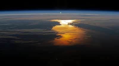 Фото дня - отражение летнего восхода, вид с МКС
