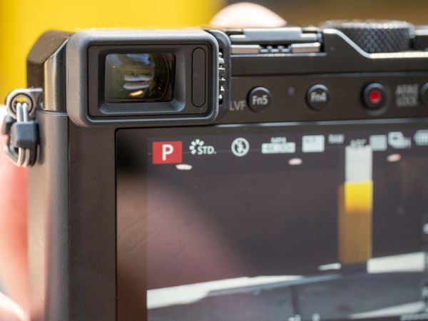 Panasonic LX100 II с флагманским датчиком